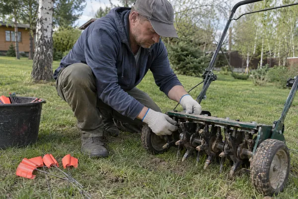 Аэрация газона — подготовка аэратора. Визуальная концепция работы специалистов.