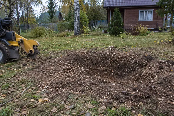 Корчевание и удаление пней — место после удаления пня. Визуальная концепция работы специалистов.