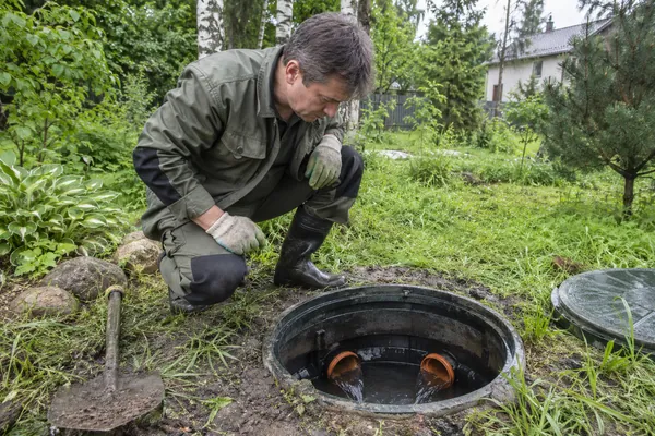 Обслуживание дренажной системы — проверка движения воды. Визуальная концепция работы специалистов.