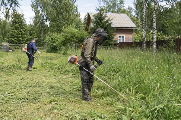 Покос высокой травы — последовательный покос участка. Визуальная концепция работы специалистов.