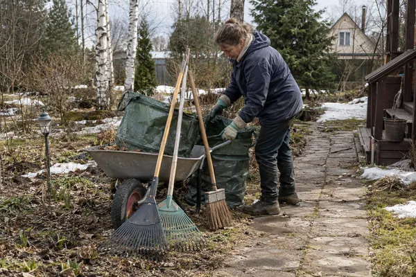 Весенняя уборка сада — порядок на участке. Визуальная концепция работы специалистов.