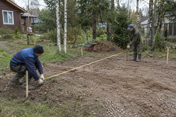 Устройство парковки на участке — разметка парковочного места. Визуальная концепция работы специалистов.