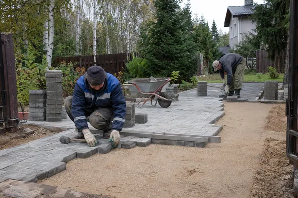 Устройство парковки на участке — мощение площадки. Визуальная концепция работы специалистов.