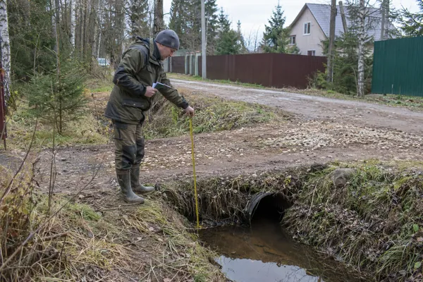 Устройство заезда на участок — обмер водоотводной канавы. Визуальная концепция работы специалистов.